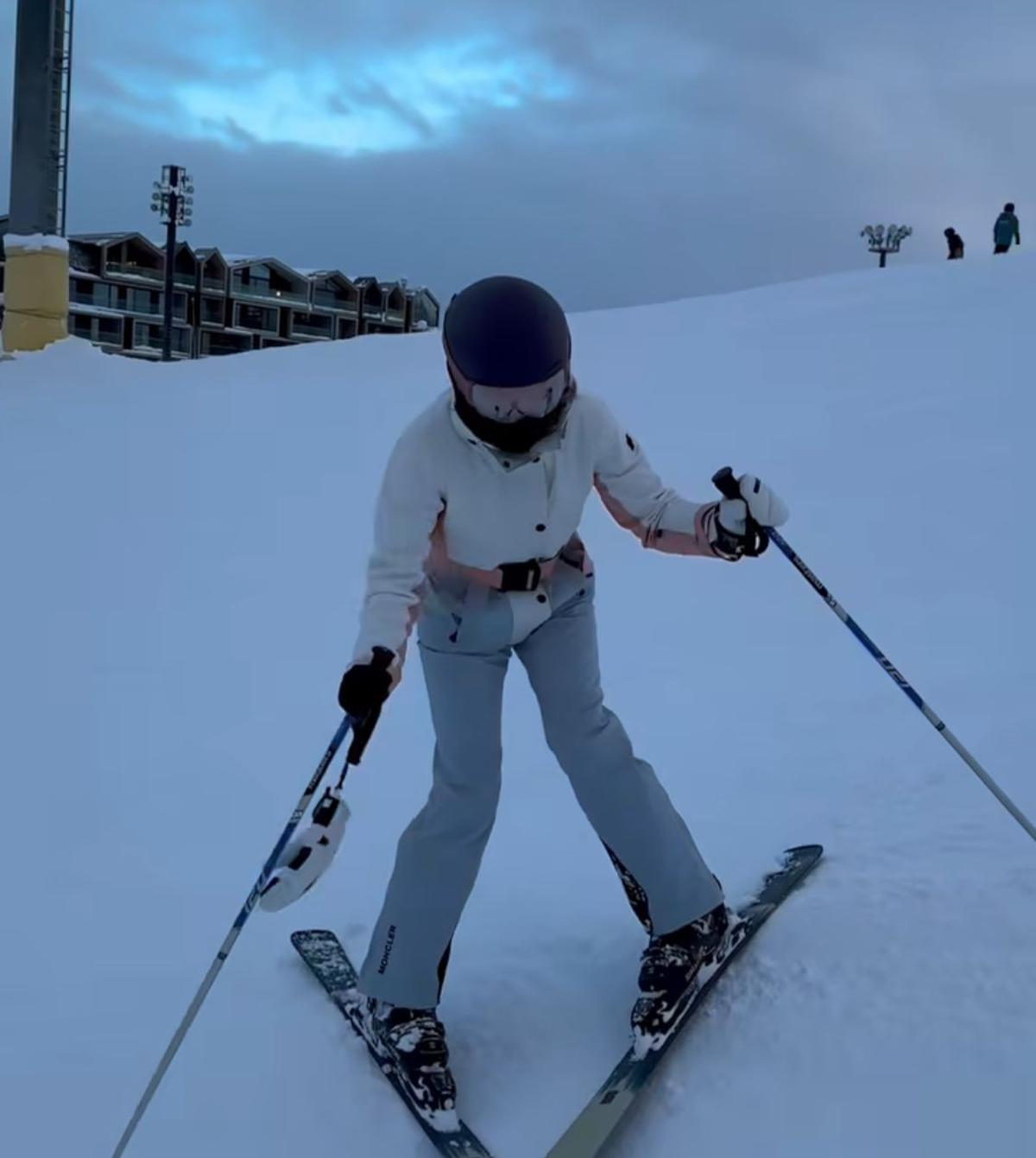 7 Potret Cantik dan Berani! Azizah Salsha Coba Ski Perdana di Niseko, Tampil Memukau Meski Terjatuh