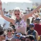Seksinya wanita bergoyang saat menghadiri hari pertama Coachella Valley Music and Arts Festival 2016 di Empire Polo Club, California (15/4). Festival ini tak hanya menampilkan pertunjukkan musik tetapi juga beberapa seni lainnya. (AFP/Frazer Harrison)
