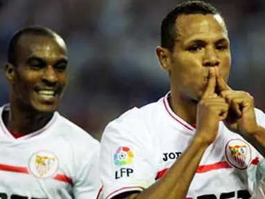 Selebrasi gol striker Sevilla asal Brasil Luis Fabiano ke gawang Athletic Bilbao dalam lanjutan La Liga di Ramon Sanchez Pizjuan Stadium, 24 Oktober 2010. Sevilla unggul 4-3. AFP PHOTO / JORGE GUERRERO 