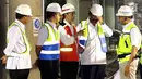 Presiden Joko Widodo didampingi Gubernur DKI Jakarta Anies Baswedan, Ketum Partai Nasdem Surya Paloh dan Menhub Budi Karya Sumadi meninjau proyek terowongan bawah tanah MRT, fase 1 di Bundaran HI, Jakarta, Rabu (7/3). (Liputan6.com/Johan Tallo)