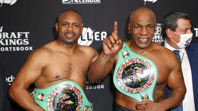 FOTO: Duel Mike Tyson Vs Roy Jones Jr Berakhir Tanpa Pemenang