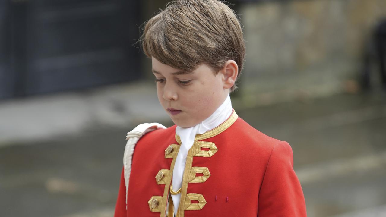 Tampannya Pangeran George Jadi Pendamping Raja Charles di Upacara Penobatan