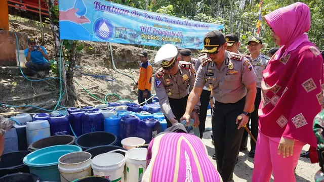 Distribusi bantuan air bersih Polres Kebumen di Kecamatan Karanggayam. (Foto: Liputan6.com/Polres Kebumen/Muhamad Ridlo)