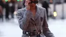Belt hitam dan sling bag dari Louis Vuitton menutup penampilan Alyssa di malam pertunjukkan [@alyssadaguise]