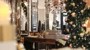 " Berpadu dengan koleksi chandelier, aksesoris, dan furnitur Eichholtz,perayaan Natal dan Tahun Baru sudah selayaknya mengisi hati kita dengan kehangatan dan kebahagiaan bersama orang-orang terkasih,” jelas Ronald Humardani.