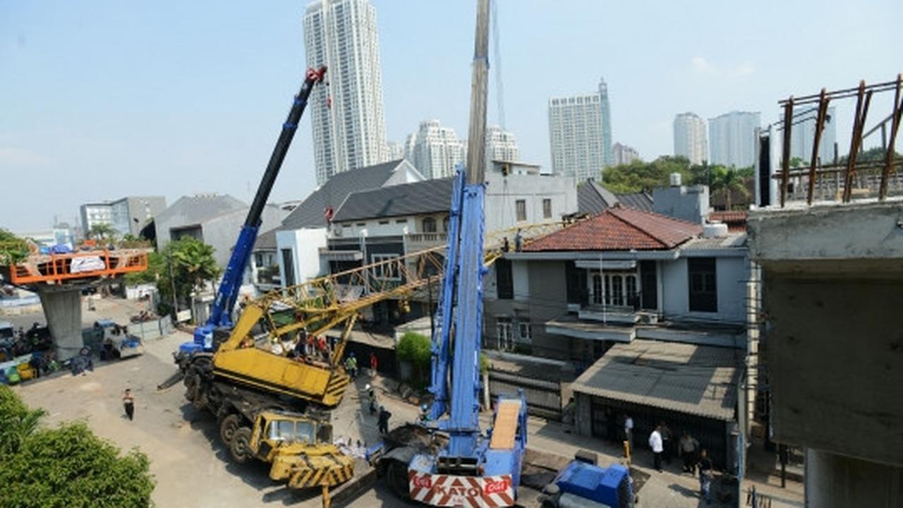 Proses evakuasi crane timpa rumah di Kebayoran Baru