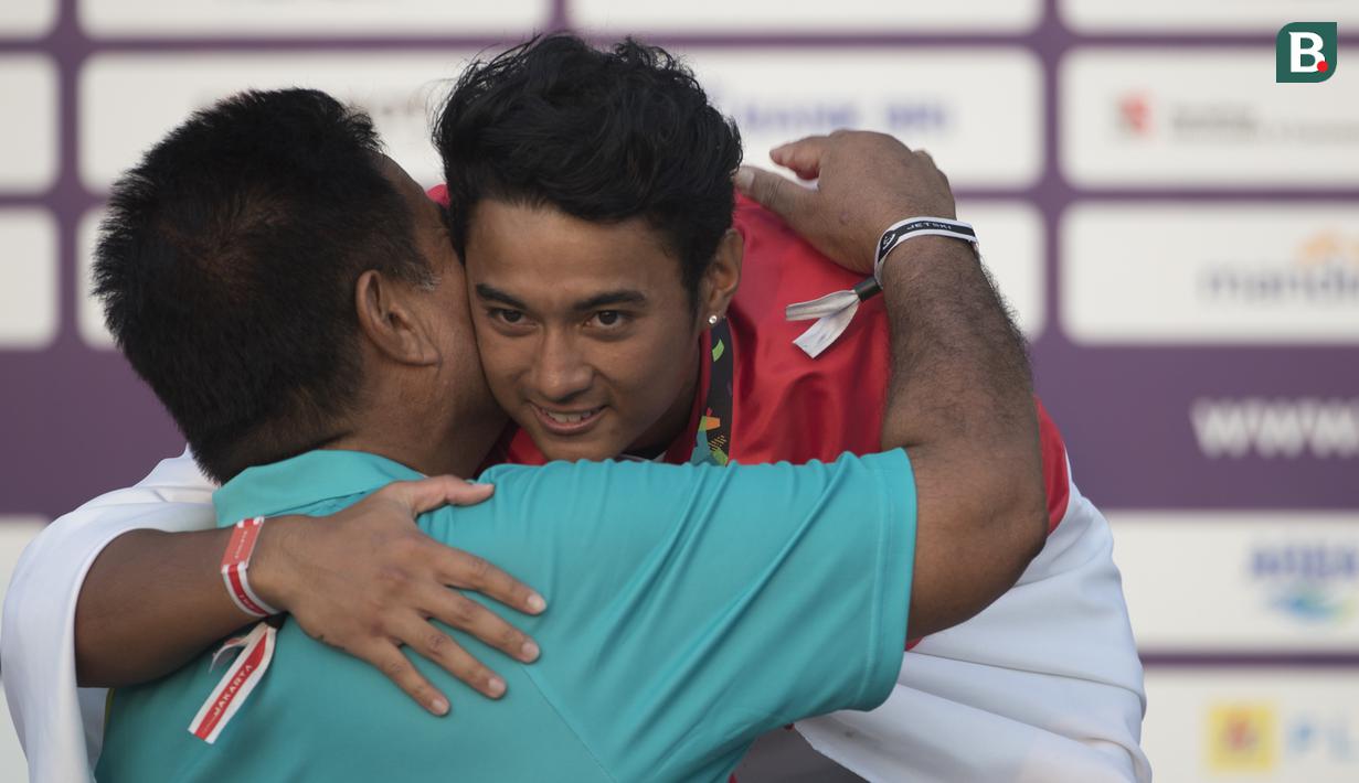 Atlet jetski, Aqsa Sutan Aswar, melakukan selebrasi pada Asian Games di Pantai Ancol, Jakarta, Minggu (26/8/2018). Aqsa merebut medali emas dari cabang jetski kelas endurance runabout open. (Bola.com/Vitalis Yogi Trisna)