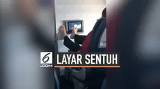 Aksi tak sopan dilakukan seorang penumpang pesawat. Ia memindahkan saluran acara pada layar sentuh pesawat menggunakan kakinya.