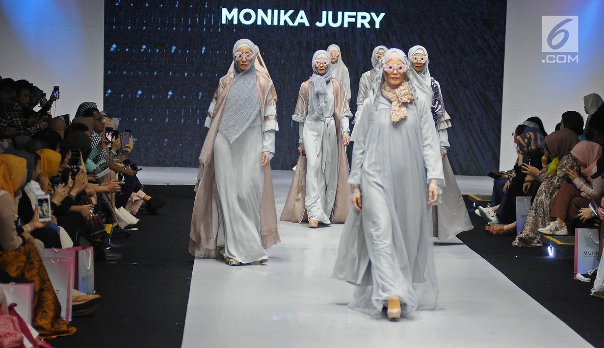 Model mengenakan busana rancangan  Monika Jufry menampilkan 8 busana saat Muslim Fashion Festival (MUFFEST) 2019 di JCC, Jakarta, Jumat (3/5/2019). MUFFEST 2019 melalui Bekraf membuat Indonesia Trend Forecasting 2019/2020 dengan tema "Sigularity sebagai acuan. (Liputan6.com/Herman Zakharia)