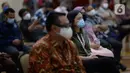 Pegawai KPK menunggu giliran untuk melakukan tes diagnostik cepat COVID-19 (Rapid Test) di Gedung KPK, Jakarta, Kamis (4/6/2020). Rapid test itu diikuti sekitar 2.000 orang di lingkungan Komisi Pemberantasan Korupsi (KPK) menjelang kenormalan baru atau new normal. (merdeka.com/Dwi Narwoko)