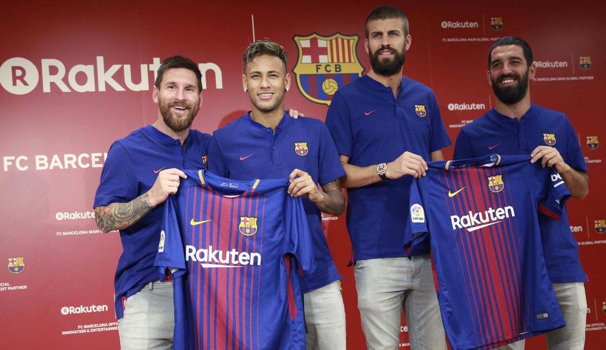 Pemain Barcelona, Lionel Messi, Neymar, Gerard Pique, dan Arda Turan menunjukan jersey baru La Blaugrana di Tokyo, Jepang (13/7/2017). Barcelona resmi merilis jersey baru dengan Rakuten sebagai sponsor utama musim ini. (AP/Eugene Hoshiko)