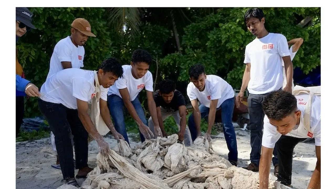 Aksi Bersih-Bersih Pantai hingga Olah Sampah ala UNIQLO x YKAN di Wakatobi