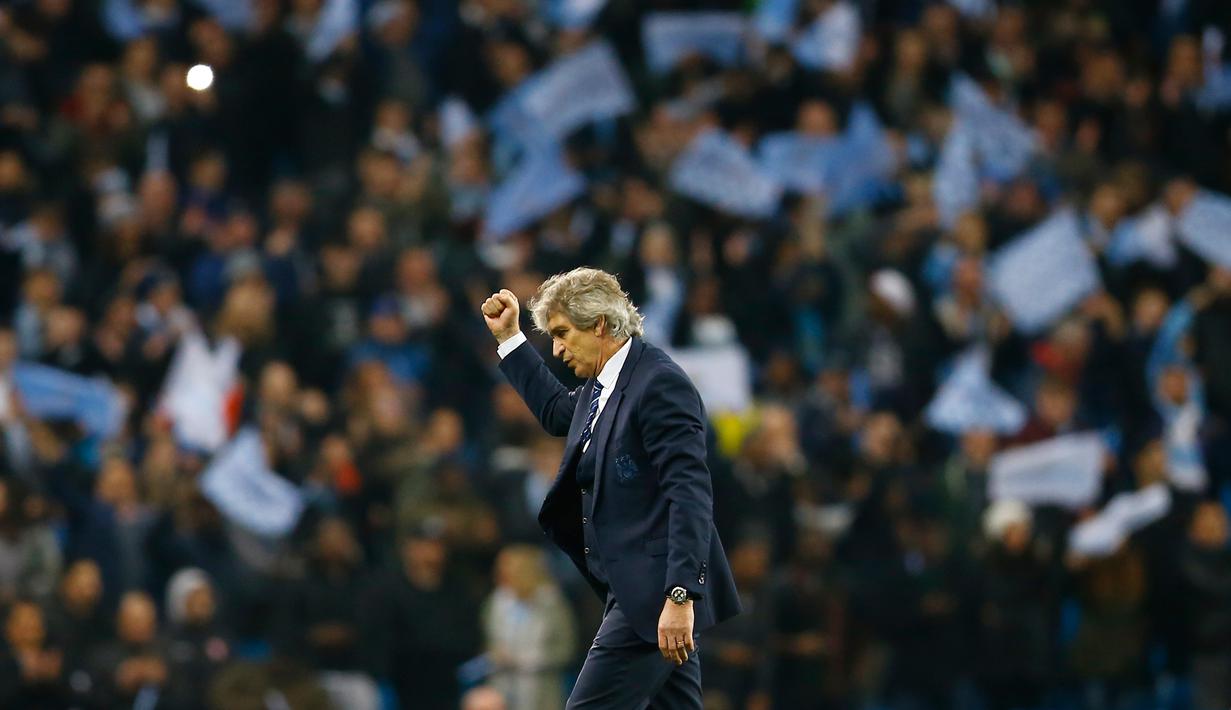 Pelatih City, Manuel Pellegrini melakukan selebrasi usai pertandingan melawan PSG di leg kedua liga Champions di Etihad Stadium, Inggris (13/4). City menang atas PSG dengan skor 1-0. (Reuters/Darren Staples)