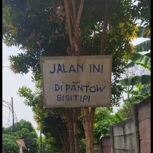 6 Potret Salah Tulis di Papan Peringatan Ini Bikin Bingung,