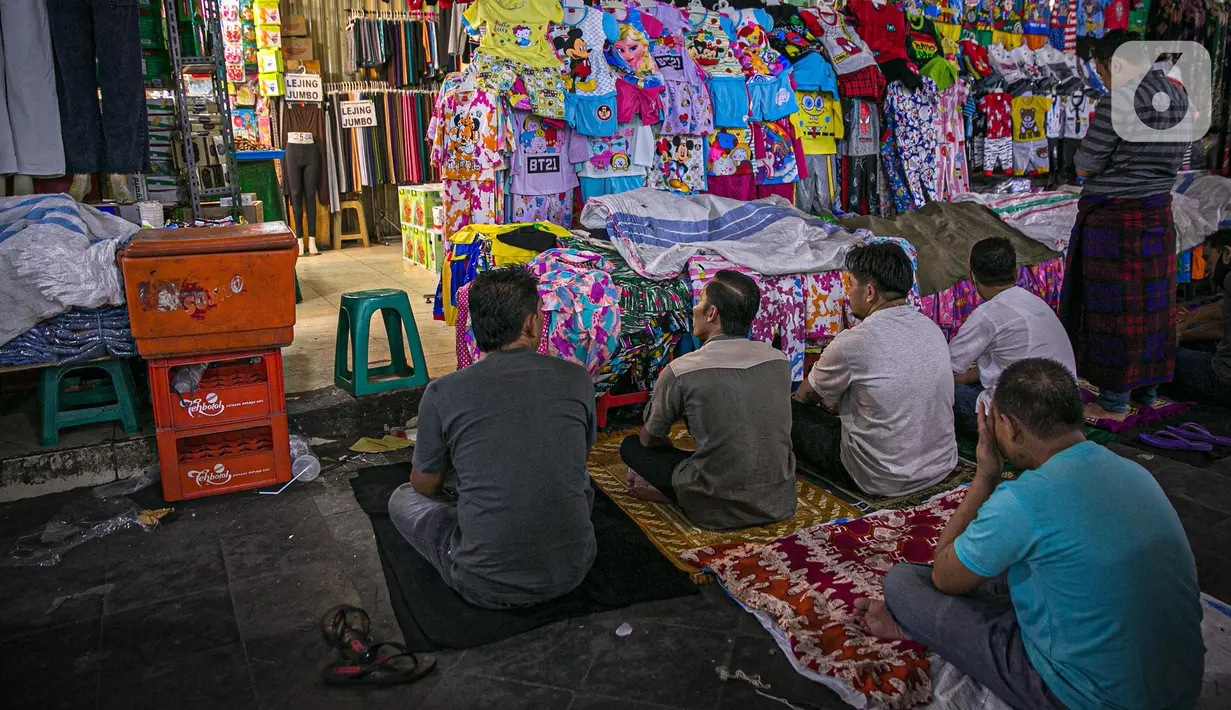 Umat muslim melaksanakan sholat Jumat pertama Ramadhan di Pasar Tanah Abang, Jakarta Pusat, Jumat, (16/4/2021). Fasilitas tempat ibadah yang tidak sebanding dengan jumlah pengunjung menyebabkan jemaah terpaksa melaksanakan ibadah sholat Jumat di selasar pertokoan. (Liputan6.com/Faizal Fanani)