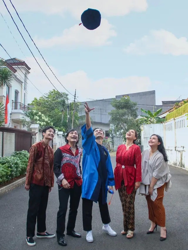 6 Potret Manis Ira Wibowo dan Katon Bagaskara Rayakan Wisuda Radya Bagaskara