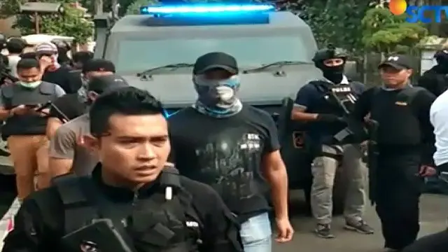 Diduga, para terduga teroris terkait dengan jaringan Jamaah Ansharut Daulah (JAD) Jakarta.