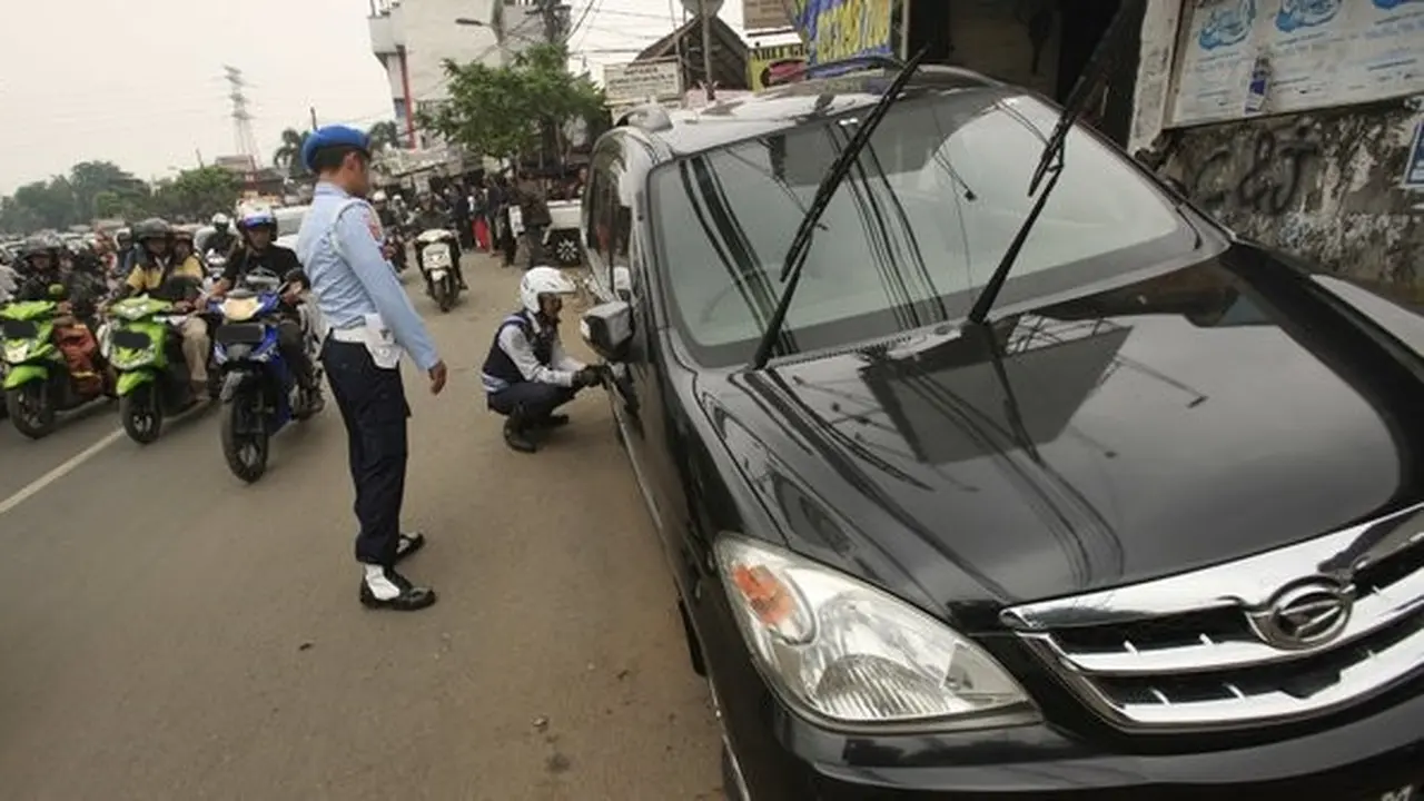 Dishub DKI Jakarta menggelar operasi lintas jaya. ©2014 merdeka.com/arie basuki