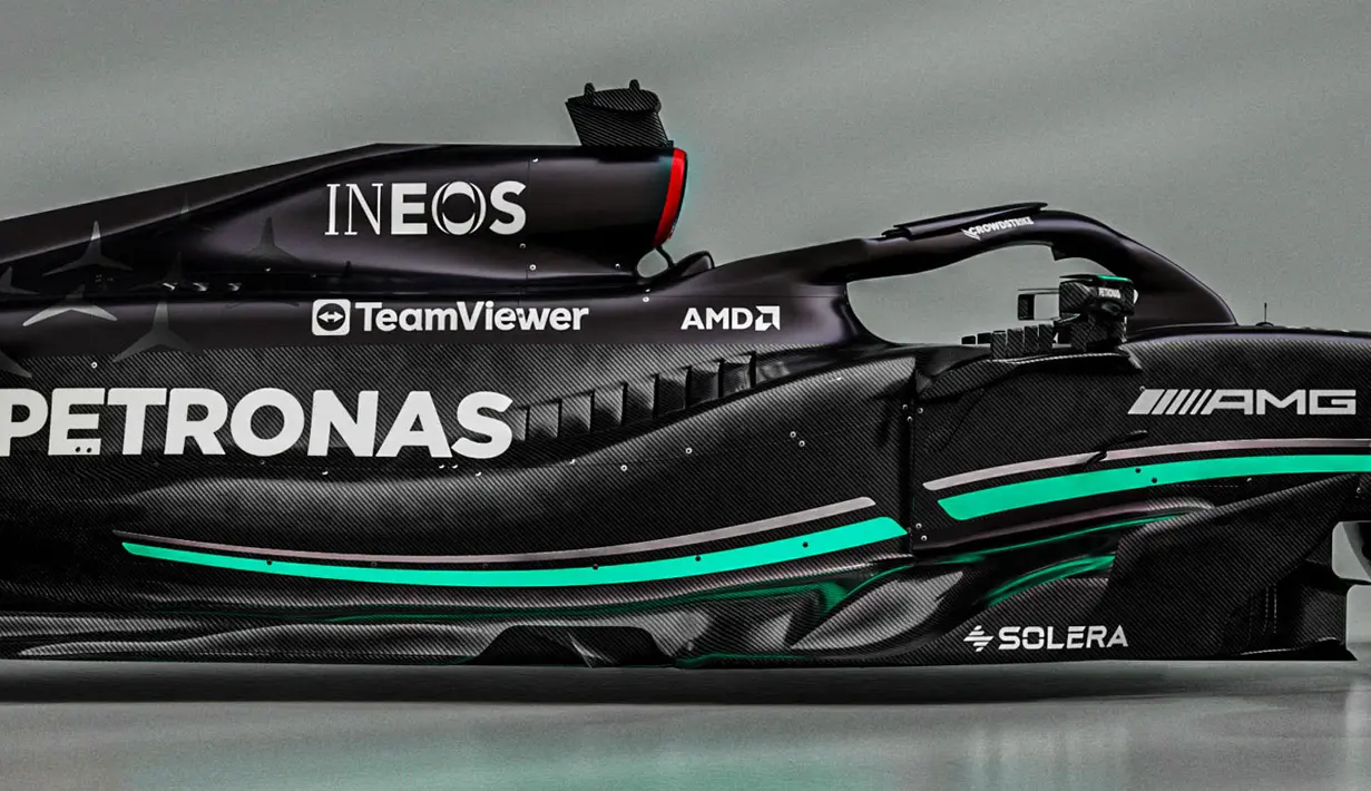 Tampak samping mobil baru Mercedes-AMG F1 W14 pada acara peluncuran yang berlangsung di Silverstone, Inggris, Rabu (15/02/2023). Mercedes tetap mempertahankan konsep sidepod ramping dari musim lalu, tetapi telah melakukan perubahan cukup signifikan pada desain seperti di sekitar bodywork pada penutup mesin. (AFP/Mercedes)