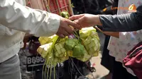 Berburu Ketupat Jelang Lebaran
