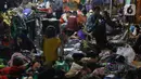 Korban gempa menjalani perawatan di RSUD Sayang, Kabupaten Cianjur, Jawa Barat, Senin (21/11/2022). Data BNPB mencatat, hingga pukul 19.34 WIB sebanyak 62 warga menjadi korban meninggal dunia dan 25 orang tercatat masih tertimbun reruntuhan akibat gempa dengan kekuatan 5,6 SR di Kabupaten Cianjur. (Liputan6.com/Herman Zakharia)