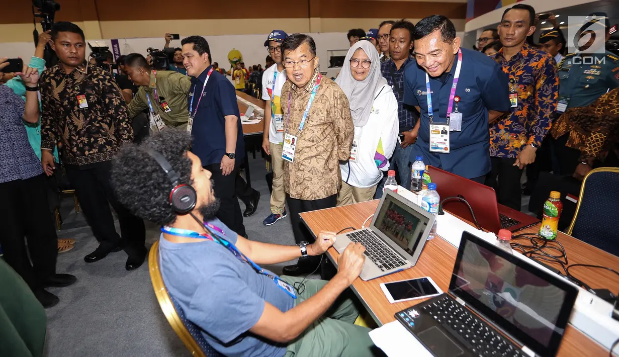 Wakil Presiden, Jusuf Kalla didampingi Ketua INASGOC, Erick Thohir berbincang dengan sejumlah jurnalis media lokal dan asing di Main Press Center (MPC) atau Media Center Asian Games di JCC, Jakarta, Selasa (14/8). (Liputan6.com/Fery Pradolo)