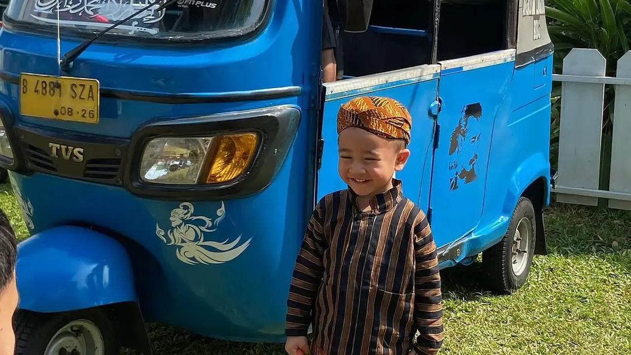 5 Potret Rayyanza Anak Raffi-Nagita Slavina Bergaya ala Mas-mas Jawa Rayakan HUT ke-79 RI , Pakai Lurik dan Sandal Dior Rp7 Jutaan