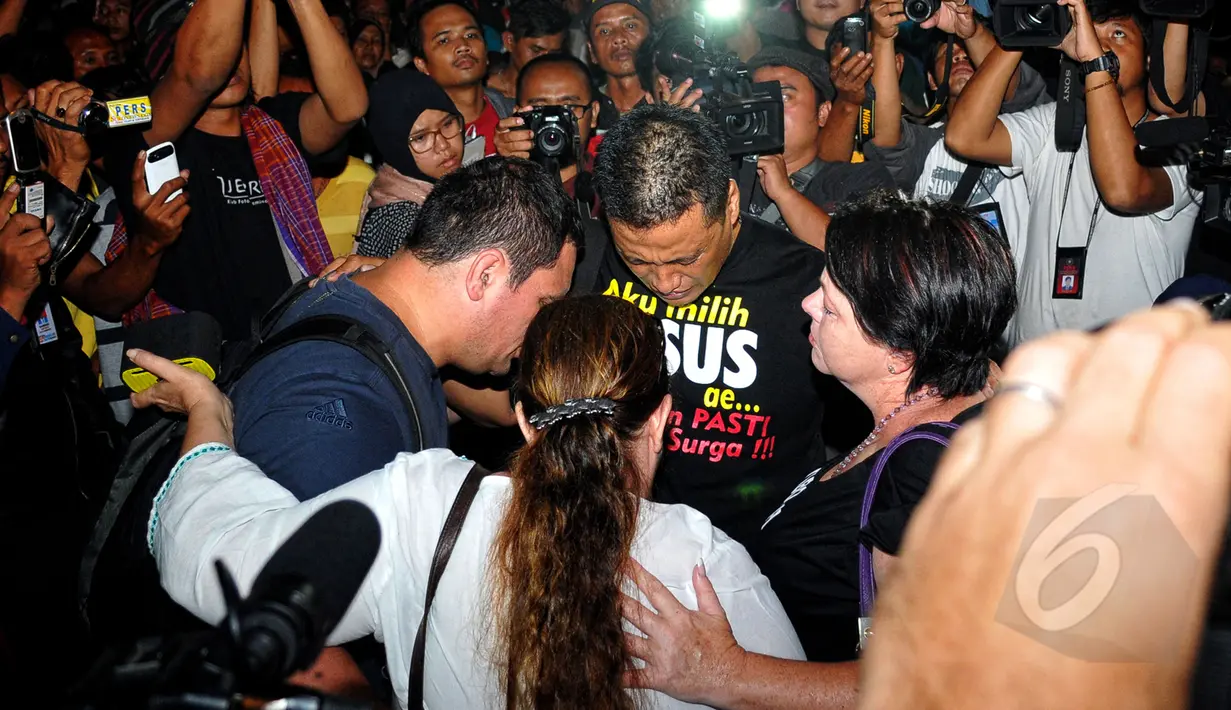 Pasca-eksekusi mati, empat rekan duo Bali Nine, Andrew Chan dan Myuran Sukumaran menggelar doa bersama di depan pagar Dermaga Wijaya Pura, Cilacap, Jawa Tengah, Rabu (29/4/2015) dini hari. (Liputan6.com/Yoppy Renato)
