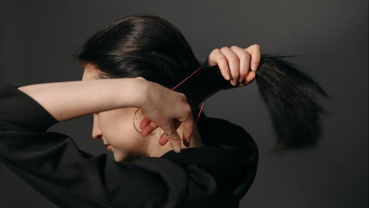 2. Jangan Mengikat Rambut Terlalu Kencang