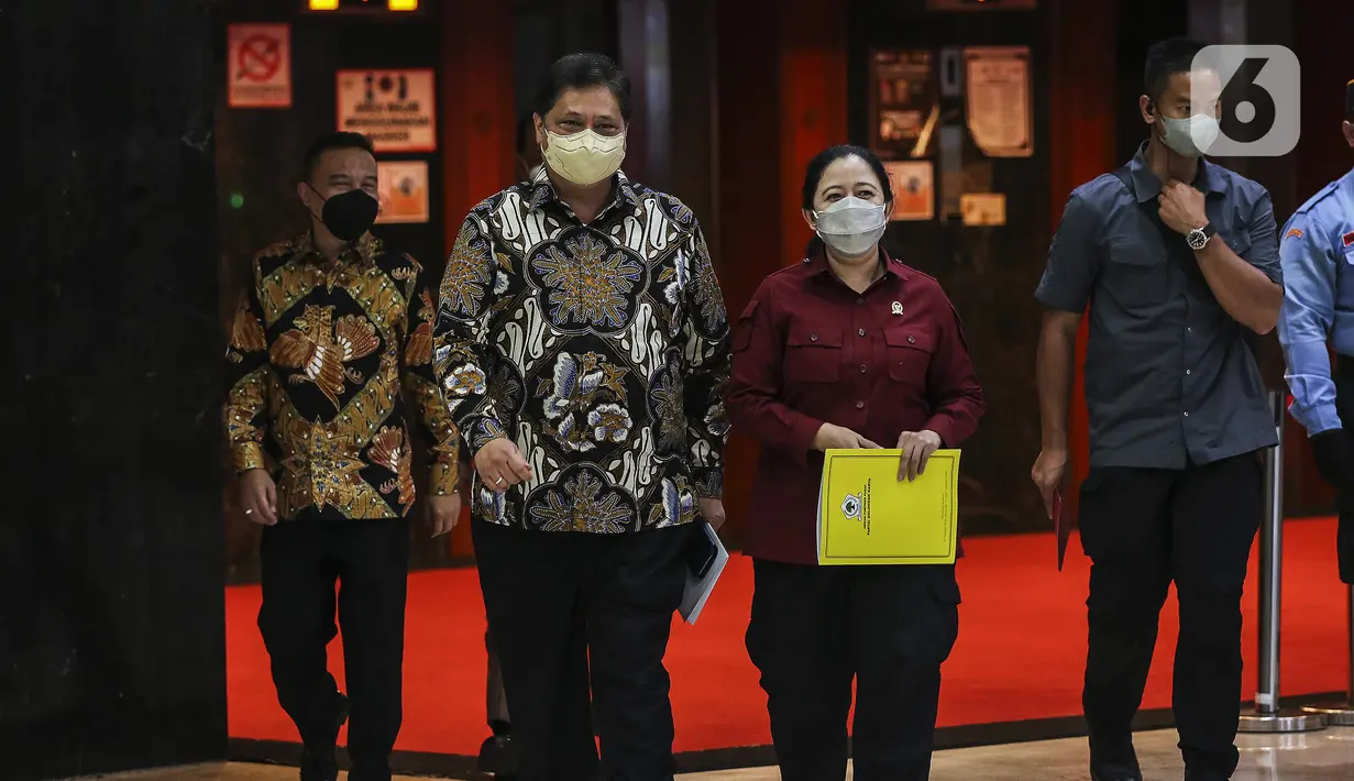 Ketua DPR Puan Maharani (kanan) berjalan dengan Ketua Umum DPP Partai Golkar Airlangga Hartarto sebelum menyampaikan keterangan pers terkait pergantian Wakil Ketua DPR Azis Syamsuddin di Media Center DPR, Jakarta, Rabu (29/9/2021). (Liputan6.com/Johan Tallo)