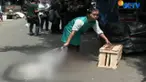 Sejumlah saksi mata menuturkan wanita bernama Tarminah itu sebelumnya tengah berbelanja sayuran di pinggir jalan.