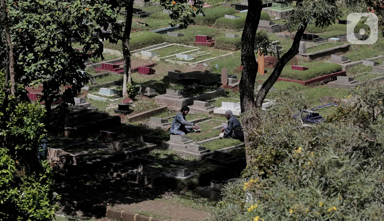 Warga berziarah kubur di makam keluarga pada hari kedua Lebaran di TPU Kebagusan, Jakarta, Senin (25/5/2020). Tradisi ziarah kubur saat Idul Fitri yang biasa dilakukan muslim relatif sepi dibandingkan tahun-tahun sebelumnya dikarenakan pandemi corona covid-19. (Liputan6.com/Johan Tallo)