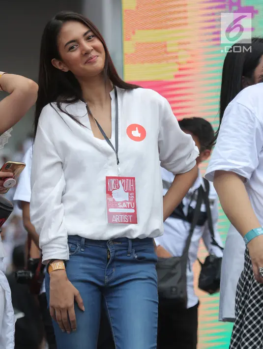 Artis Aurelie Moeremans saat memeriahkan kampanye akbar pasangan Capres dan Cawapres nomor urut 01, Jokowi - Ma'ruf Amin bertajuk 'Konser Putih Bersatu di Stadion Gelora Bung Karno (SGBK), Jakarta, Sabtu (13/4). (Kapanlagi.com/Budi Santoso)