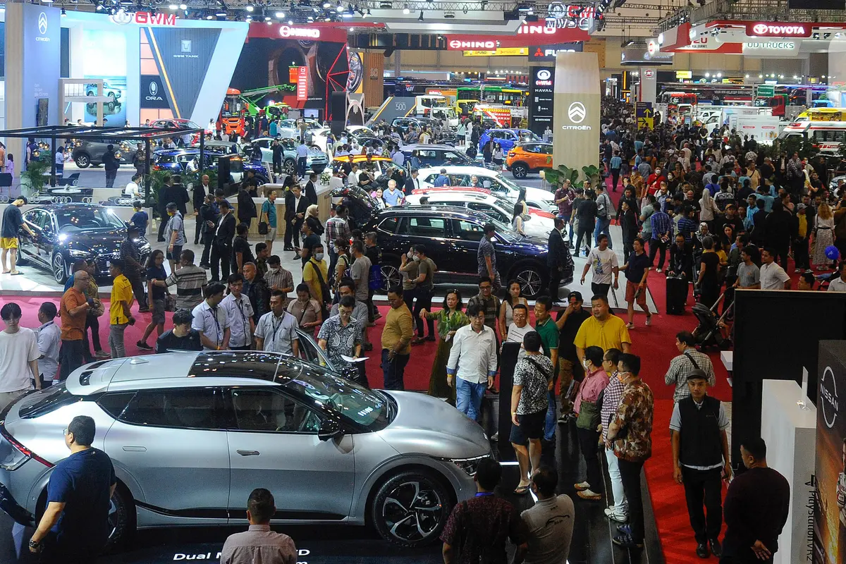 Pengunjung Padati Pameran Otomotif GIIAS 2023