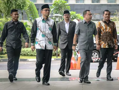 Ketua MKD DPR Sufmi Dasco Ahmad (kedua kanan) bersama wakilnya Sarifuddin Sudding (kanan) dan dua anggota MKD mendatangi Gedung KPK, Jakarta, Kamis (29/11). Kedatangan MKD tersebut untuk memeriksa Setya Novanto. (Liputan6.com/Faizal Fanani)