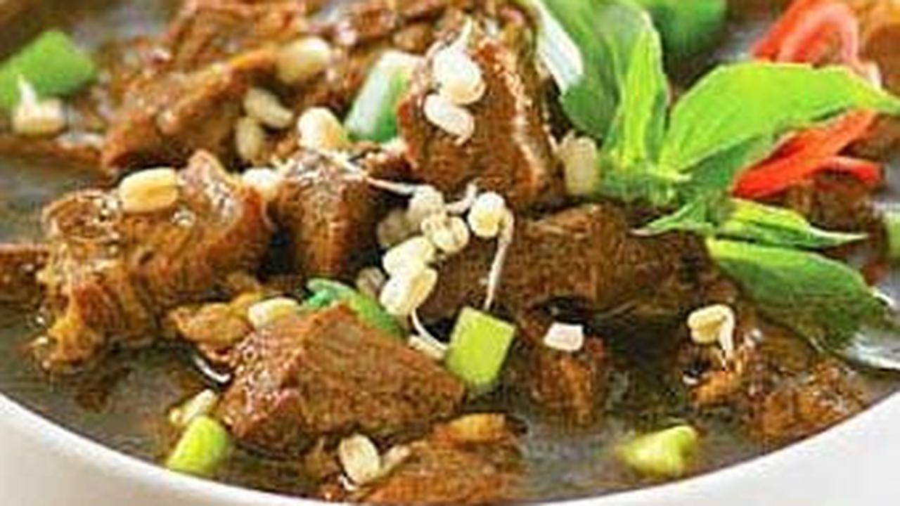 Rawon, salah satu kuliner khas Jawa Timur disebut sebagai sup terenak di dunia versi Taste Atlas. Kelezatan Rawon dianggap mengalahkan 49 sup dari negara lain. Bahkan, ramen pun tak mampu menandingi kelezatan sup berwarna hitam ini.