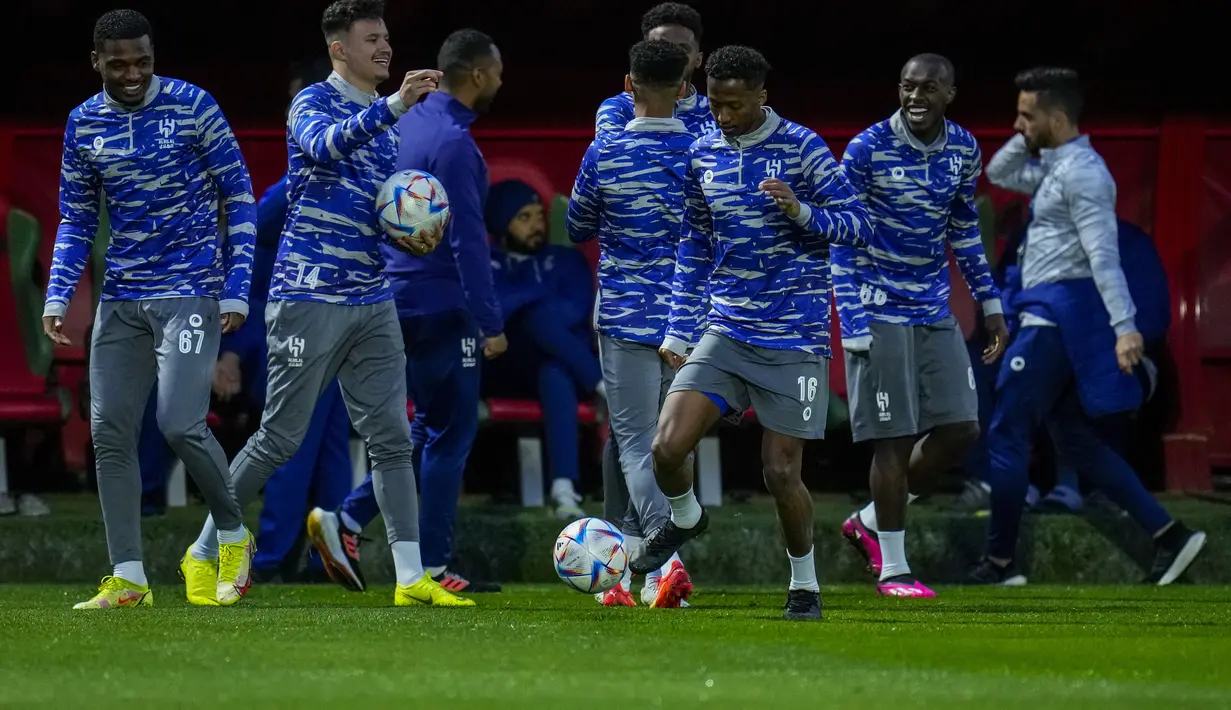Para pemain Al Hilal mengikuti sesi latihan jelang laga final Piala Dunia Antarklub 2022 melawan Real Madrid, di Complexe Mohammed VI Football di Rabat, Maroko, Jumat (10/2/2023). Al Hilal tampil mengejutkan dengan mengalahkan Flamengo 3-2 pada semifinal. (AP Photo/Manu Fernandez)