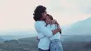 Kompak mengenakan atasan berwarna putih, Giorgino Abraham memeluk Yasmin Napper. Kecupan di kening juga diberikan pria kelahiran Belanda, 30 November 1994. (Foto: Instagram/@yasminnapper)