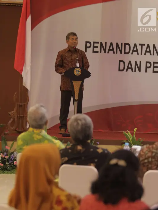Dirut PT Pegadaian Sunarso memberi sambutan saat penandatanganan kerjasama di Jakarta, Rabu (18/4). Penandatanganan itu juga bentuk kerjasama untuk menyinergikan data dan informasi serta pensertifikatan. (Liputan6.com/Angga Yuniar)