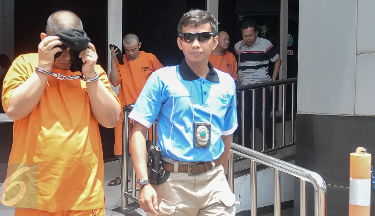 Sejumlah tersangka digiring petugas menuju ruang tahanan seusai rilis kasus narkoba di Gedung BNN, Jakarta, Selasa (20/9). BNN berhasil menggagalkan penyelundupan narkoba jenis sabu dengan modus menyimpan di dalam buah pisang. (Liputan6.com/Yoppy Renato)