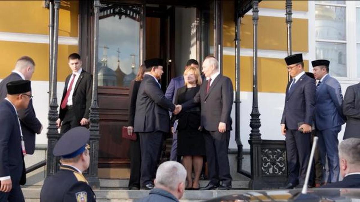 Momen Keakraban Prabowo dan Putin saat Antar Kepulangan dari Rusia