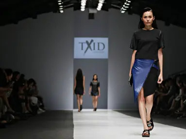 Model membawakan busana perancang Tex Saverio dalam Jakarta Fashion Week (JFW) 2016 di Jakarta, Sabtu (24/10/2015). Busana karya Tex Saverio tampil sebagai penutup pada hari pertama JFW 2016. (Liputan6.com/Immanuel Antonius)