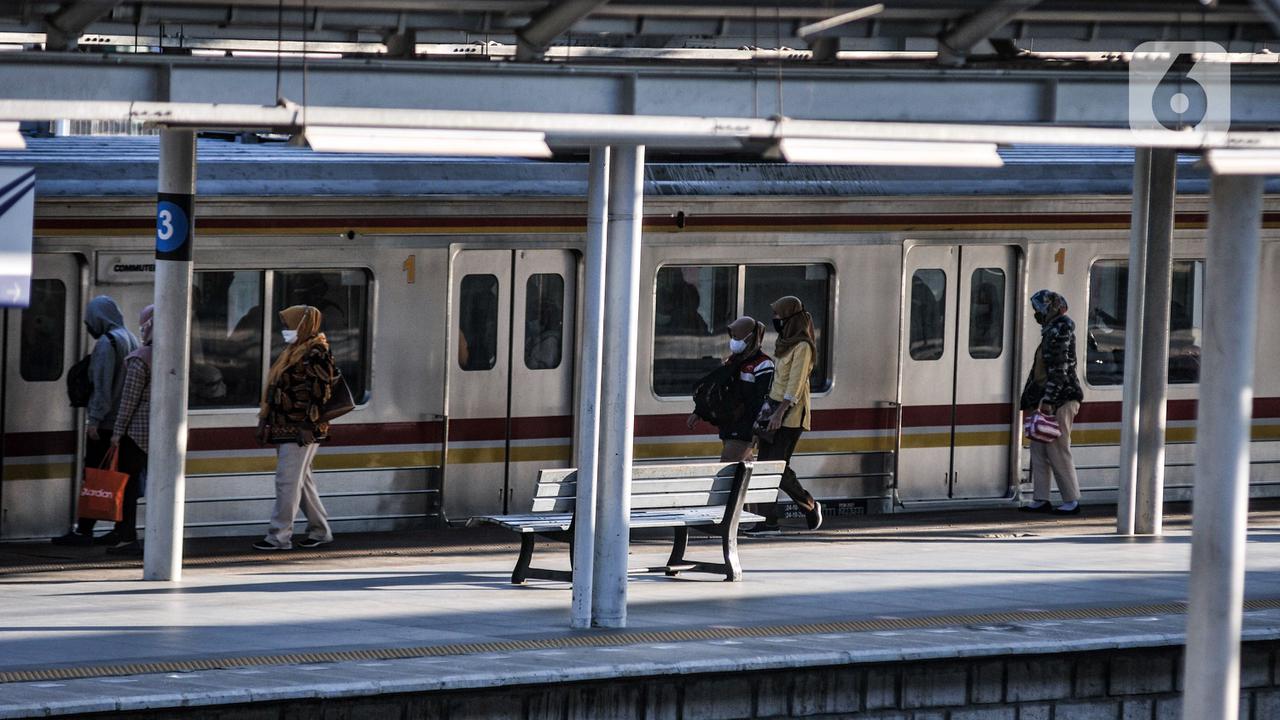FOTO: PPKM Level 4, Jumlah Penumpang KRL Naik 25 Persen