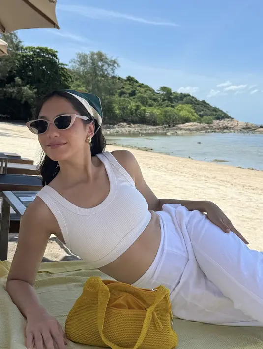 Pevita Pierce pamerkan foto berlibur di Thailand. Kali ini, ia tampil menawan dengan deretan outfit yang eklektik. [Foto: Instagram/ Pevita Pierce]