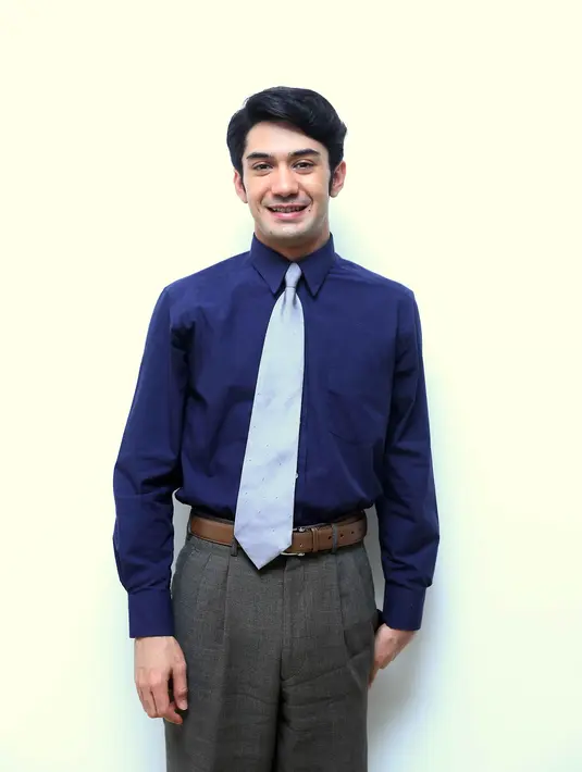 Saat konferensi pers beberapa waktu lalu, penampilan Reza terlihat begitu ganteng berdandan rapi dengan kemeja warna gelap dan dasi. (Nurwahyunan/Bintang.com)