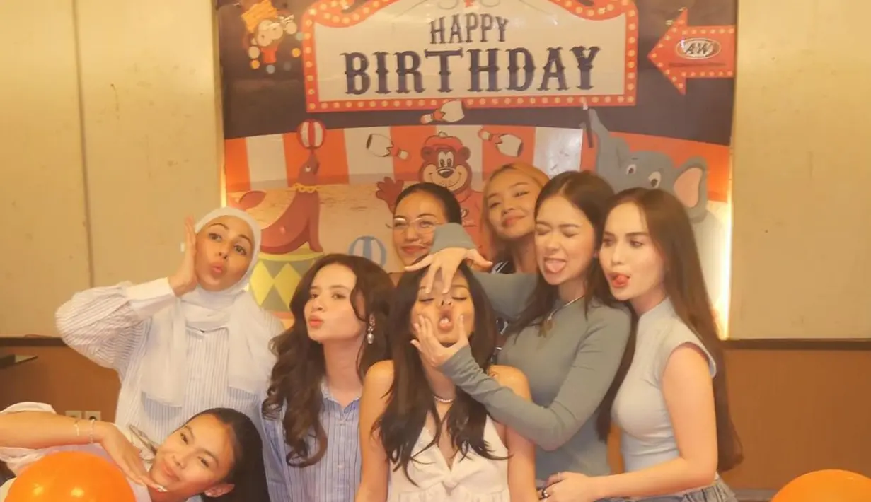 Pose kocak para pemain Mermaid in Love usai memberikan kejutan kepada Adzwa Aurell bikin ngakak. 8 tahun berlalu dan seperti tumbuh bersama mencapai kesuksesan di industri hiburan, hubungan para pemain yang masih terjalin baik banjir pujian dari netizen. Tak hanya Adzwa Aurell, sahabat Adzwa yang lainnya juga turut bahagia karena sahabatnya bertambah usia. (Liputan6.com/IG/@iniadzwaaurell)