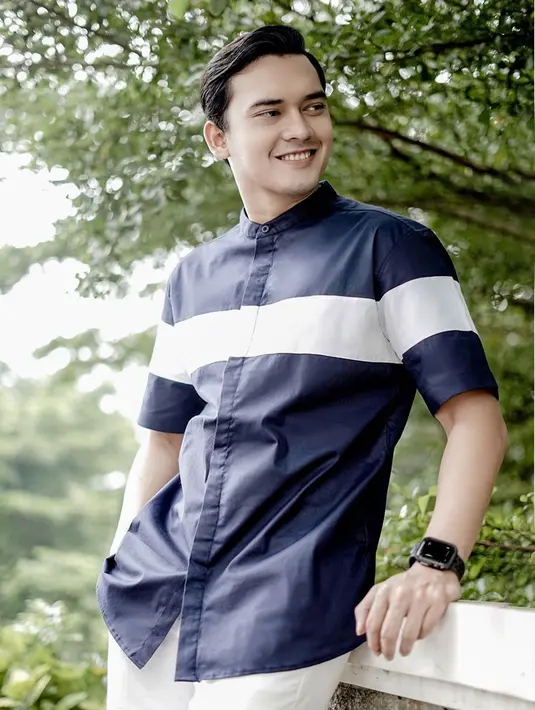 Baju koko warna biru dongker dengan paduan garis putih ini juga bisa jadi inspirasi saat sambut Lebaran mendatang. Dengan bawahan celana putih, penampilannya simpel namun tetap kekinian. (Liputan6.com/IG/@ikbalfauzi_)