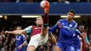 Aksi pemain West Ham United, Andy Carrol (kiri), saat melawan Chelsea dalam lanjutan Liga Inggris di Stadion Stamford Bridge, London, Sabtu (19/3/2016). (Reuters/John Sibley)