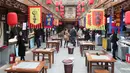 Pelanggan membeli camilan di sebuah pusat perbelanjaan di Lanzhou, Provinsi Gansu, 18 Maret 2020. Dalam beberapa hari terakhir, sejumlah restoran di kota tersebut kembali menyediakan layanan makan di tempat dengan menerapkan langkah-langkah pencegahan ketat guna memerangi COVID-19. (Xinhua/Du Zheyu)