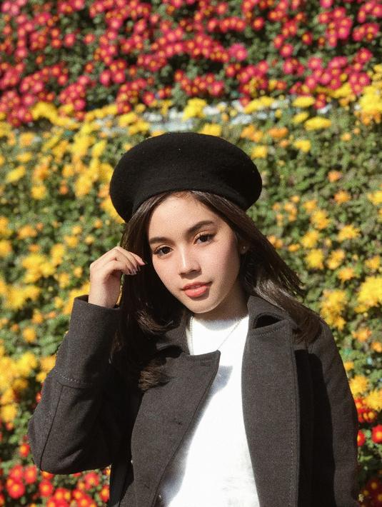 Seleb kelahiran 11 Februari 2000 ini semakin terlihat menawan saat memakai topi. Ketika berlibur, ia memilih topi yang senada dengan busananya. Gaya penampilan Fay Nabila pun dibanjiri pujian warganet.(Liputan6.com/IG/@faynabilalxndr)